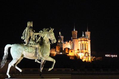 Fourviere et cheval la nuit