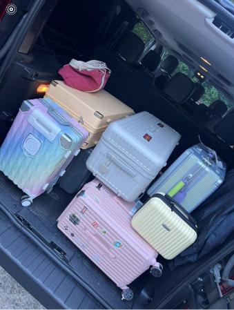 Van xxl et chauffeur avec des grands coffre à l'aéroport de Lyon