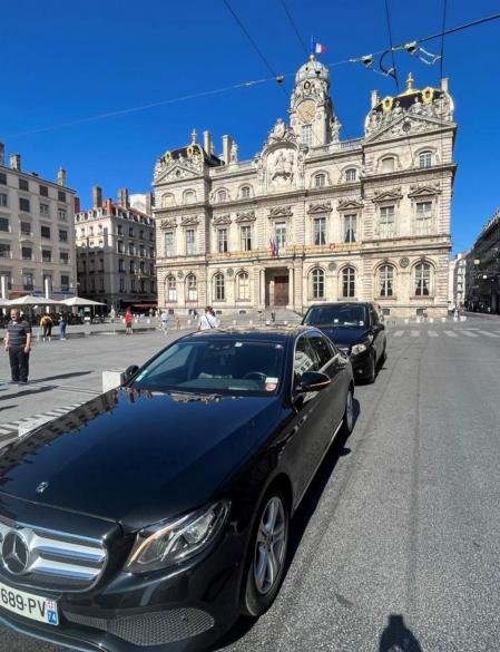 Visite de l hotyel de ville et place des terreaux avec vtc lyon