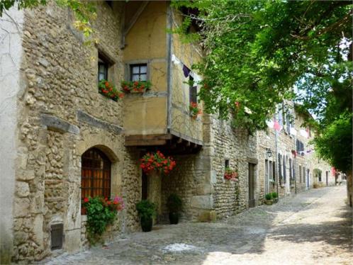 Visite de la cité médiévale de Pérouges avec VTC Lyon