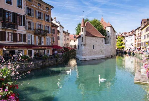 Visitez annecy a la journee au depart de lyon en minibus