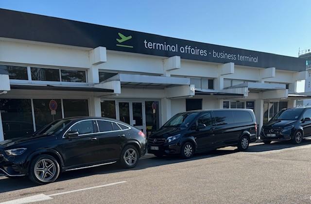 Vtc berline et van xxl 9 places avec chauffeur prive a l aeroport de bron lyon