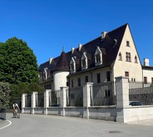 Vtc lyon circuit touristique au chateau de guigal a ampuis