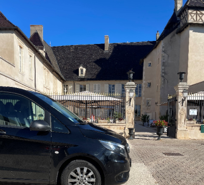 Vtc lyon pour une visite au chateau de pizay en van avec chauffeur prive